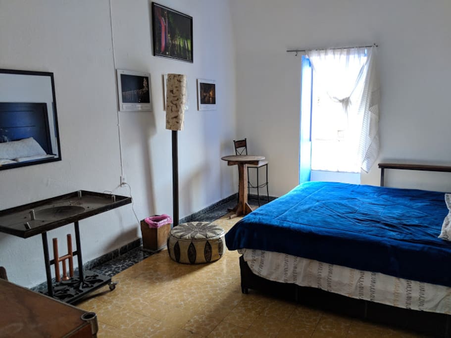 cama king size, television y balcon con vista al centro