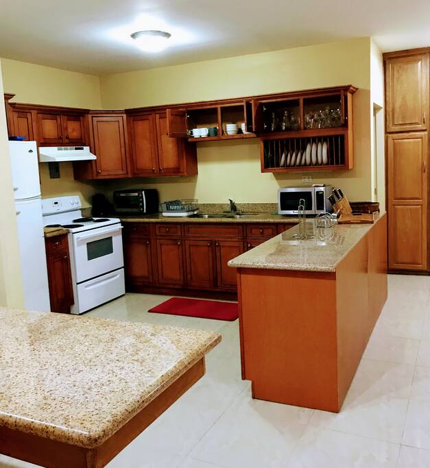 Equipped kitchen with granite countertops