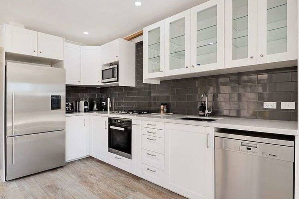 Fully equipped kitchen with high end finishes and appliances.