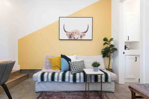 NEW- King Bed: Very clean, Quiet, A/C, parking