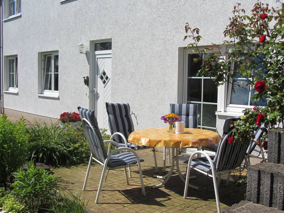 Terrasse mit Eingang und Grillmöglichkeit