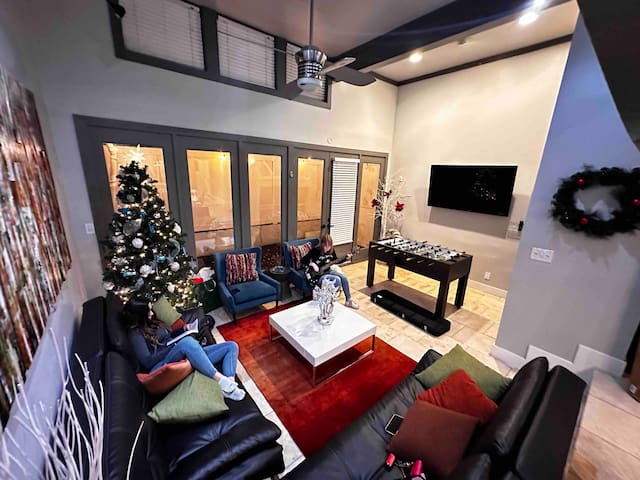 Uptown Luxury! Cooling Spa! Large Groups Welcome! gallery image 2