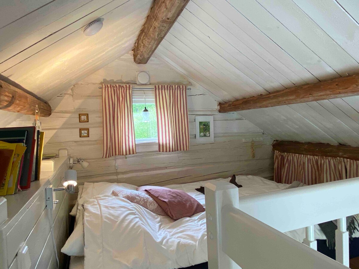 دور علوي للنوم تحت أسطح المنازل، مع مرتبة تيمبور 140 سم.