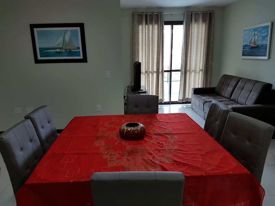 Sala de jantar e de TV, com sofá cama para casal.