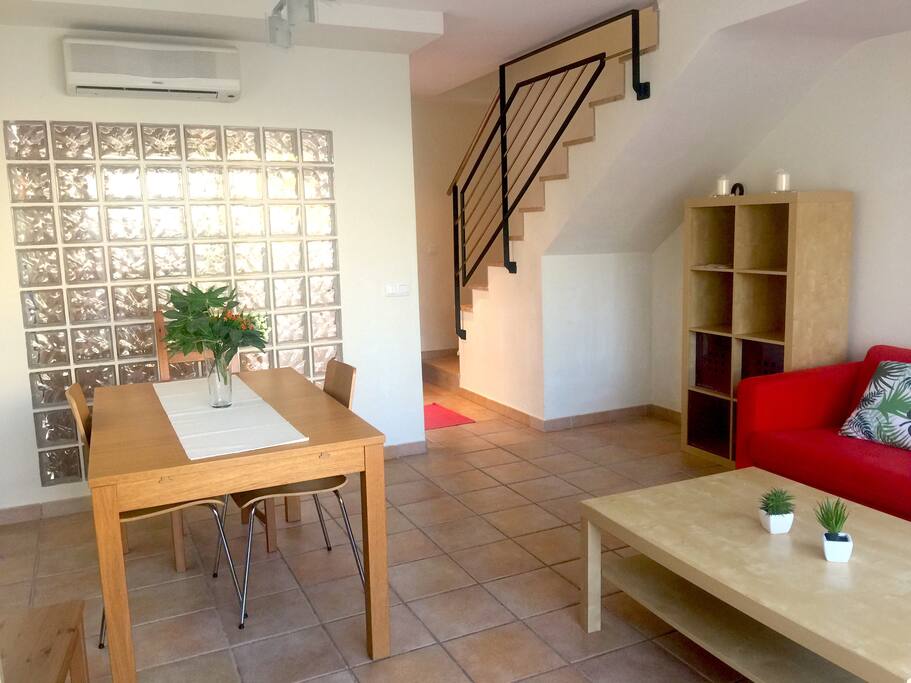 Salón-comedor. Escaleras subida al piso superior.