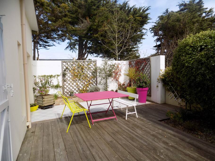 Terrasse en bois, parasols à disposition
