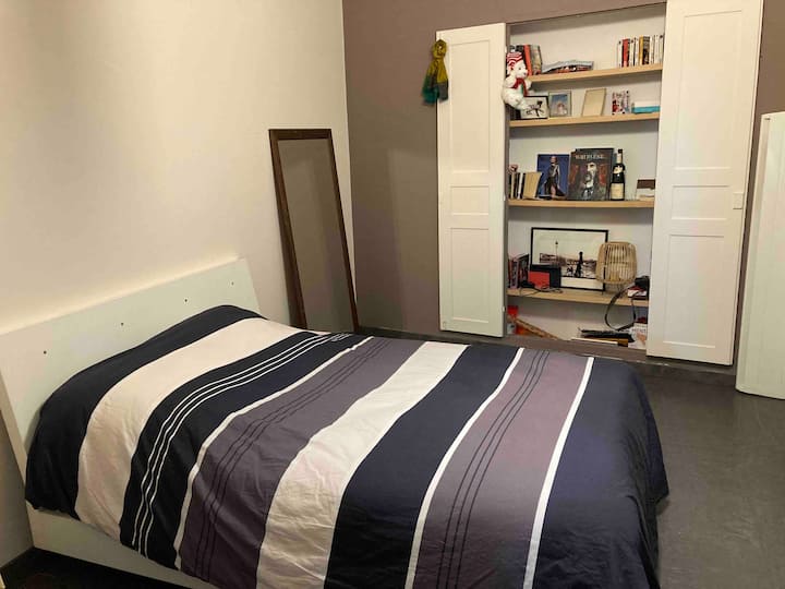 غرفة نوم كبيرة ثانية بسرير مزدوج 140، كما تحتوي على منطقة عمل مع مكتب.