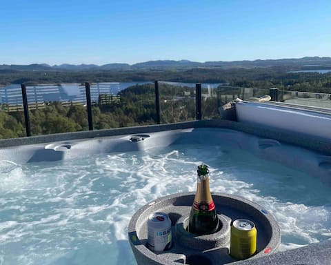 Cozy villa with lovely views and  jacuzzi