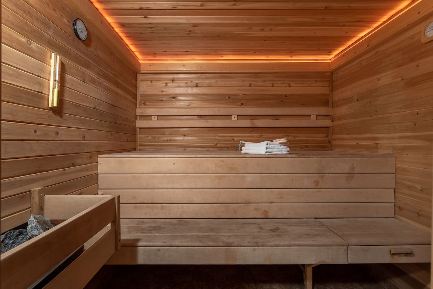 Log House Studio Retreat (pool and sauna)
