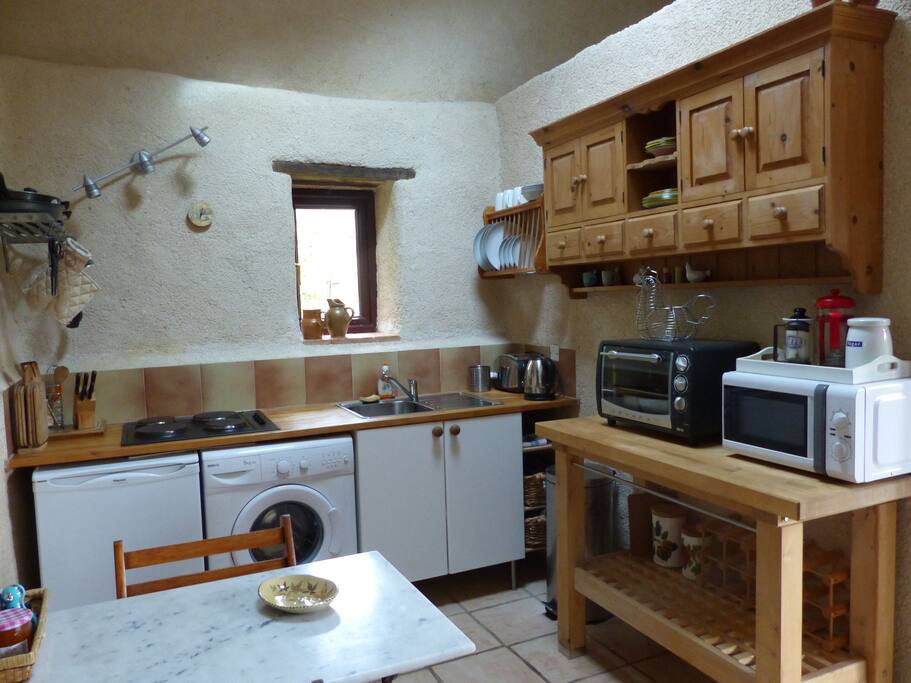 cuisine entièrement équipée (réfrigérateur, machine à laver le linge, four, micro-onde), coin repas.