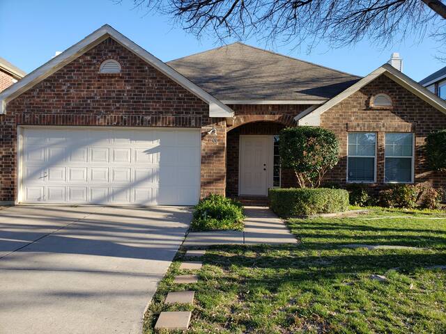 Room w/ comfy bed. 2 miles from Motor Speedway