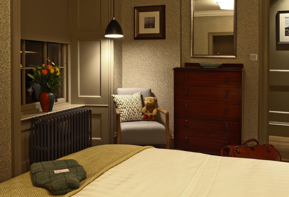 Bedroom: tastefully furnished, a peaceful refuge insulates you from all around.