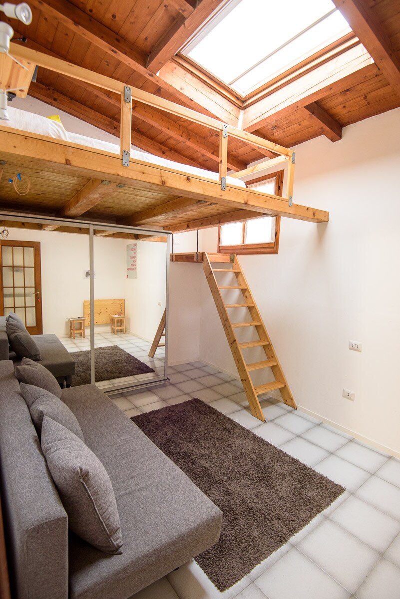 Habitación 1/Dormitorio 1 
Cama doble + sofá cama doble, aire acondicionado y calefacción, armario y perchas, ropa de cama y toallas. 
 