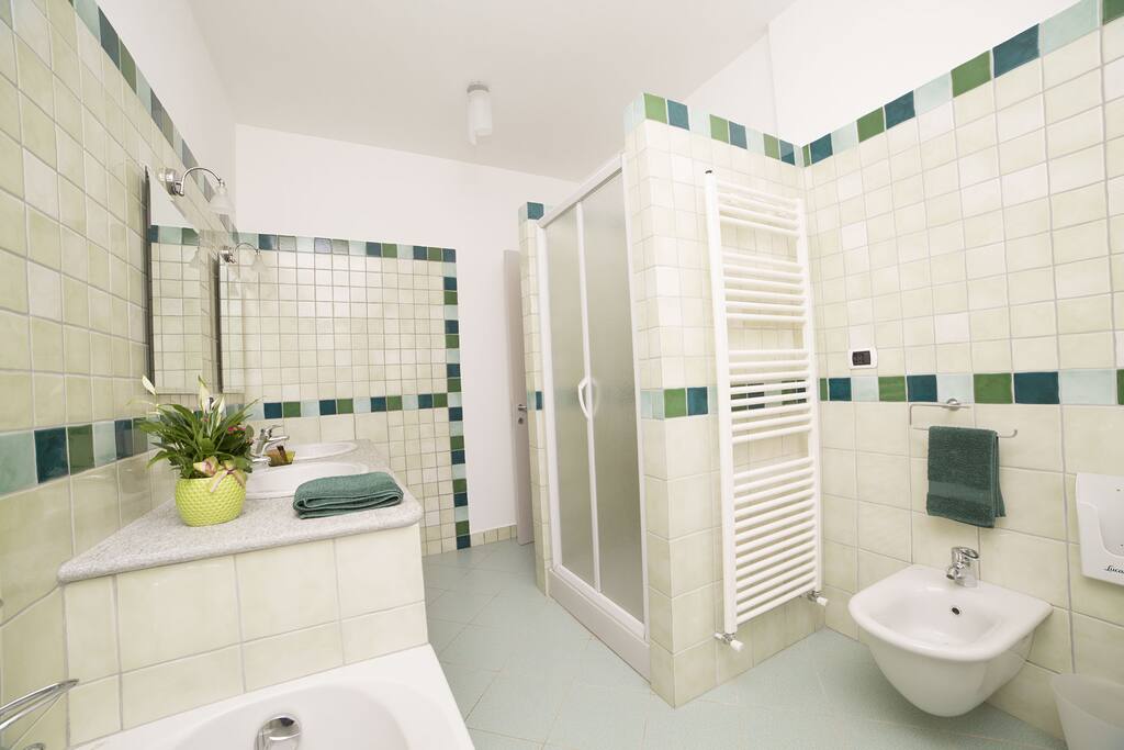 Il bagno è adatto a un’utenza doppia, con un doppio lavabo ...