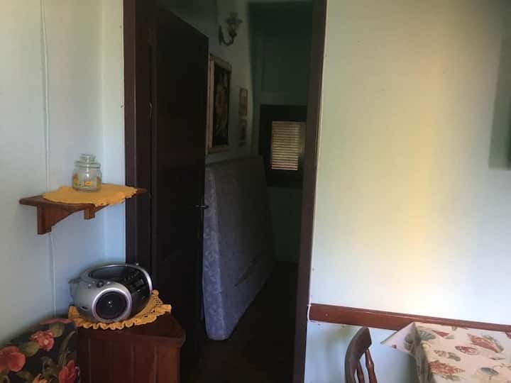 Dhomë gjumi me një triche dhe një dyshek dopio.