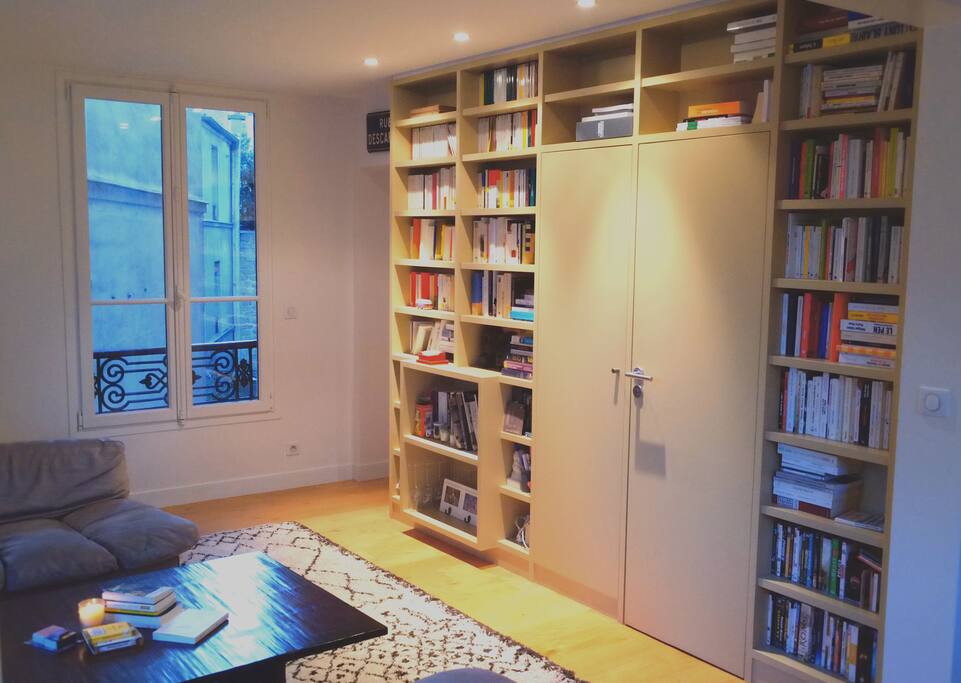 Le salon depuis la salle à manger / The living room from the dining room