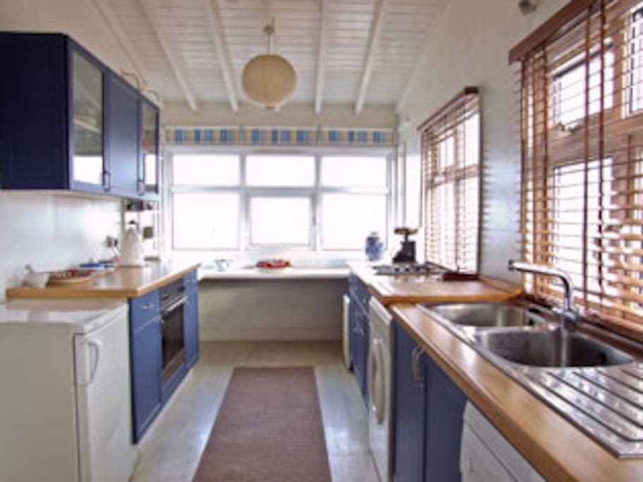 Kitchen - views of the sea!