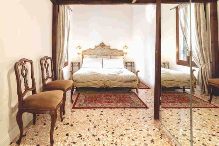 Habitación doble con aire acondicionado y baño