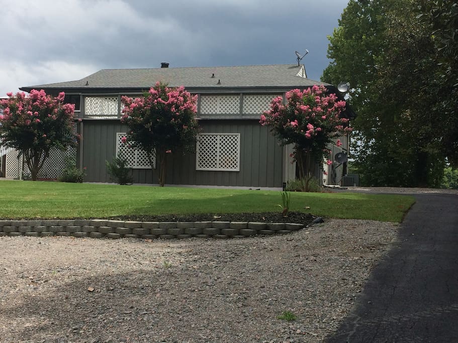 Riverhouse with extra parking, beautiful flowering Crepe Myrtles and large open outdoor deck