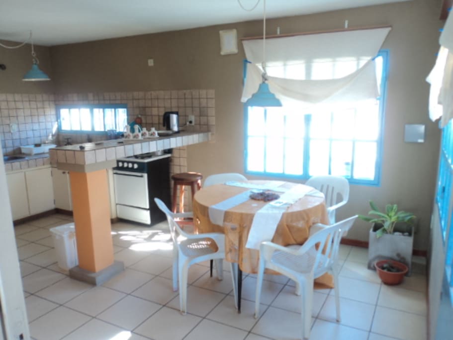 barra de desayuno y mesa de cocina.