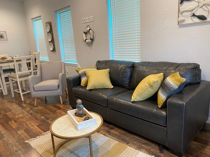 Perfect Beach Retreat For 4 With Great Location! - Galveston, TX