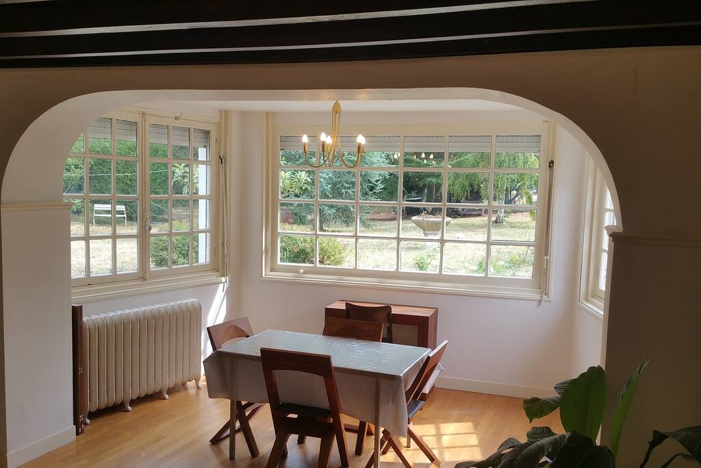Bow window du salon avec vue sur le jardin