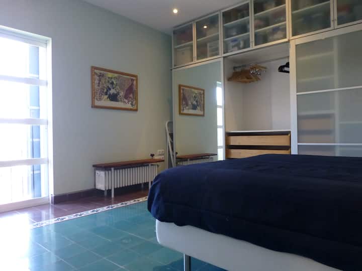 ห้องนอนใหญ่มีห้องน้ำในตัวและวิวที่สวยงาม