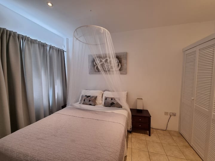 Спалня 1 на долния етаж. Голямо двойно легло, дрешник и нов климатик.