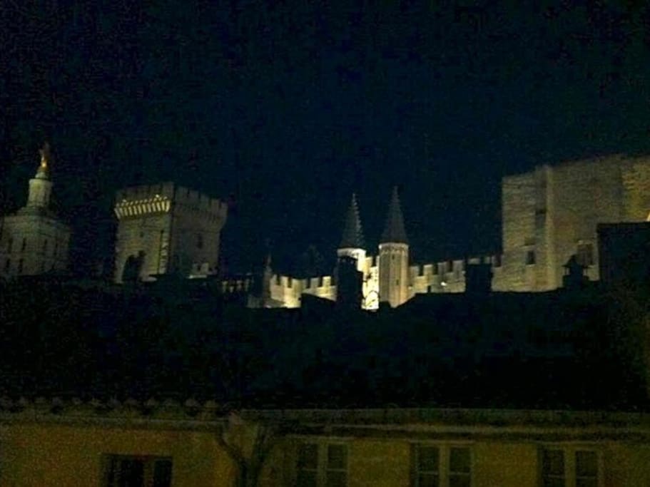 La fenêtre de l'appartement a vue sur le Palais des Papes / View from the window