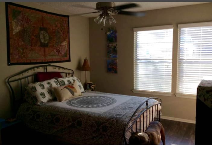 Quaint room in the rolling hills of N. Arlington.