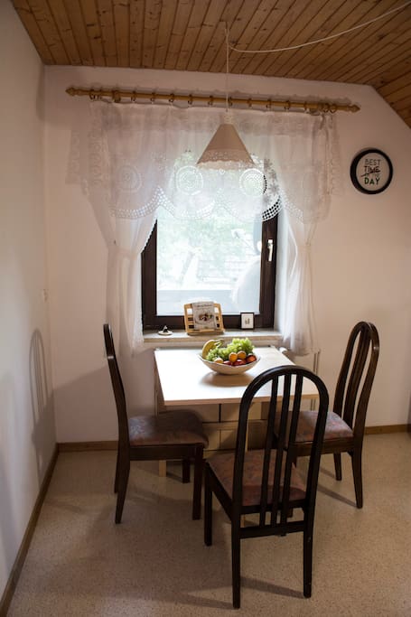 Expandable dining table for 5 - 6 people