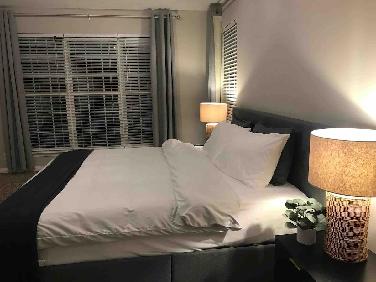 Lit King Size dans la chambre principale