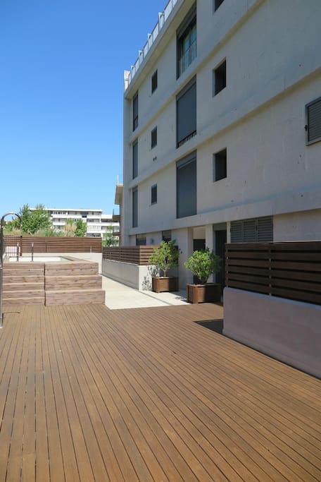 Espacio común con piscina