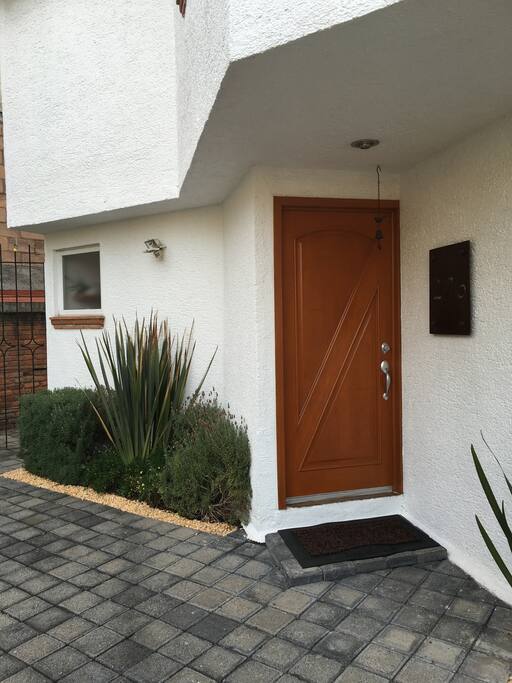 Puerta de entrada principal y lateral de servicio