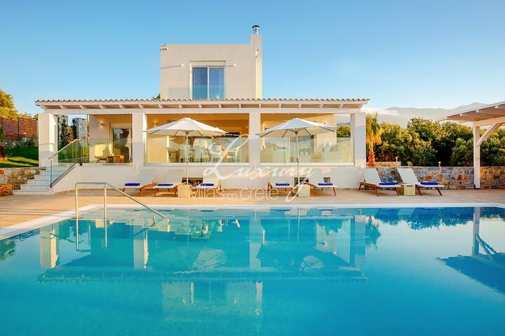 Villa Aquarius – 6 Bedrooms+ with heated pool gallery image 4