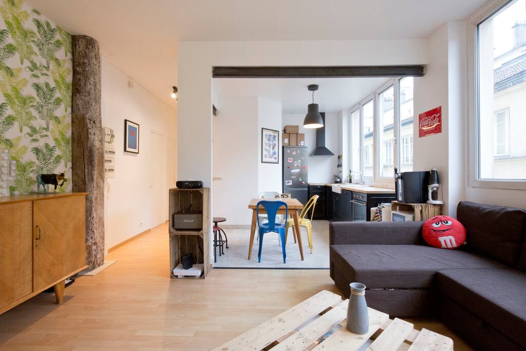 Living room and kitchen / Salon et cuisine