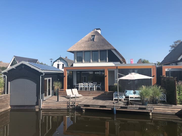 Luxury villa directly on the Loosdrechtse lakes!