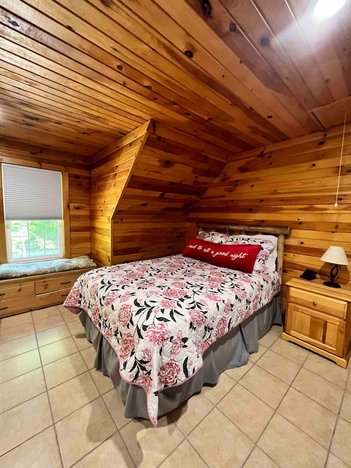 Suite privée, avec 1 lit queen, salon, kitchenette et salle de bain privée complète.