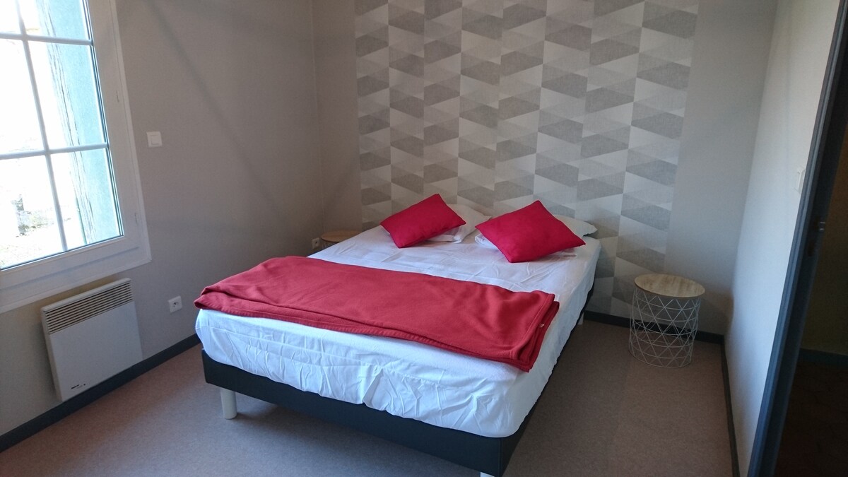 Spavaća soba za odrasle s bračnim krevetom