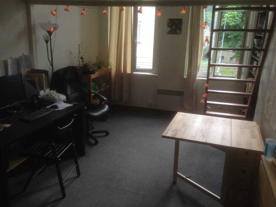 Bureau principale et table amovible de 6 places max