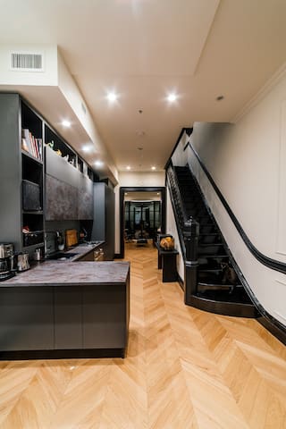 Stylish Townhouse with patio and backyard gallery image 2