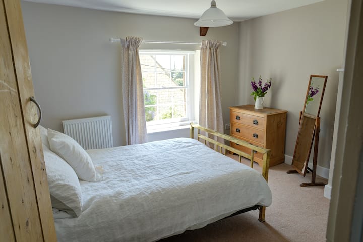 Საძინებელი 1 - ანტიკვარული სპილენძის ორადგილიანი საწოლით