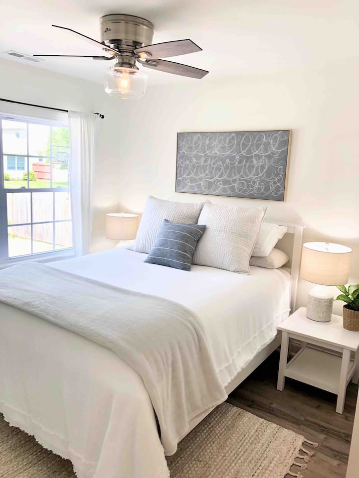 Spálňa pre hostí s manželskou posteľou a šatníkom. 