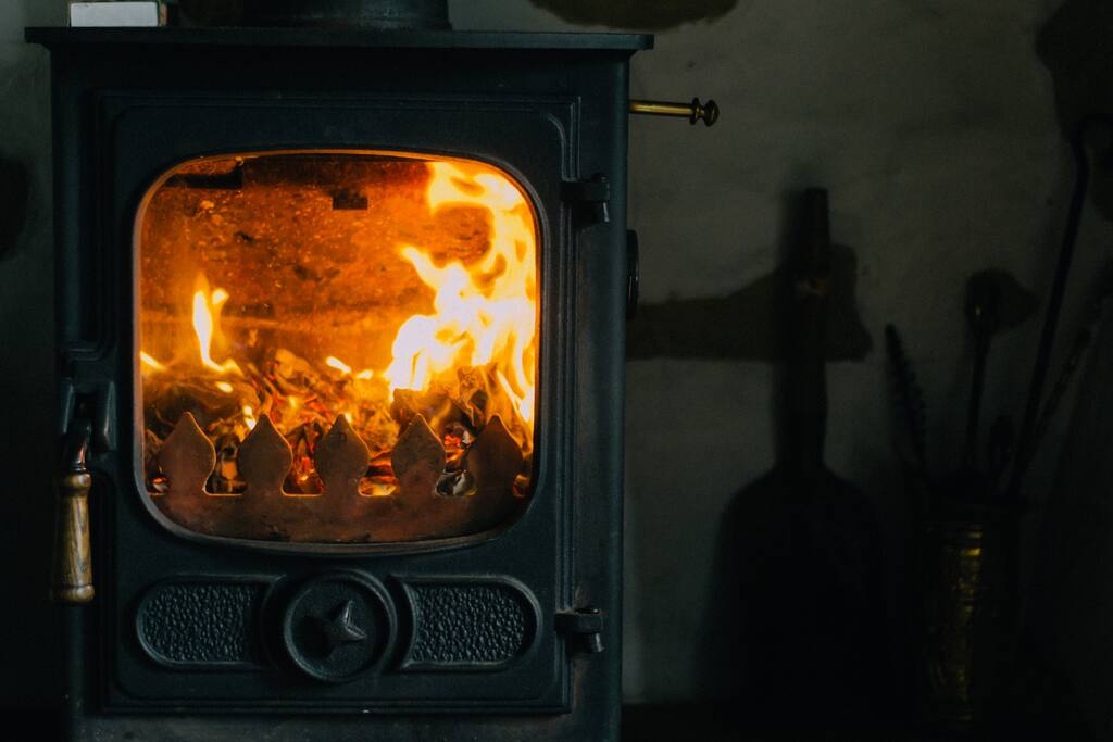 Lounge with solid fuel stove