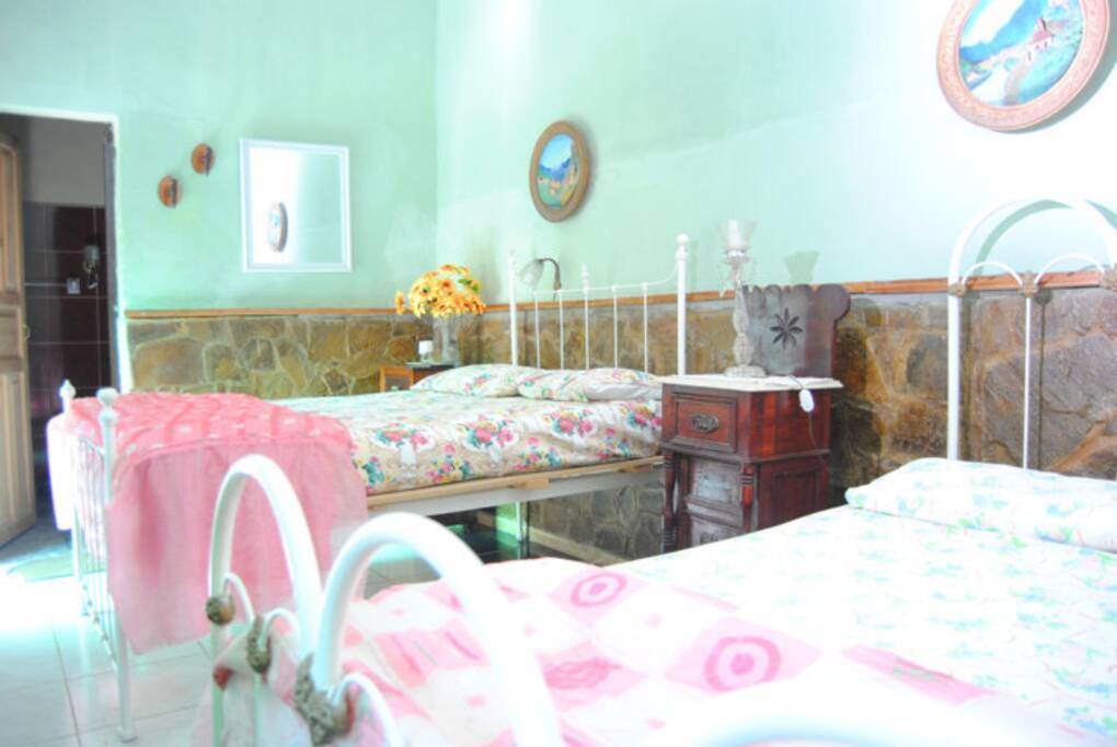 Habitación 2, muy amplia con baño interior privado y 2 camas matrimoniales