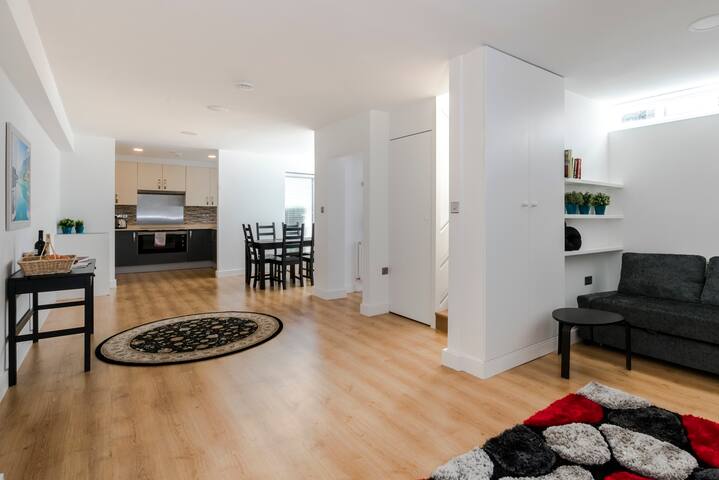 Luxury Hampstead House, Close to City Centre gallery image 2