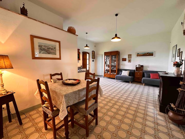 El salón: comedor y dos sillones