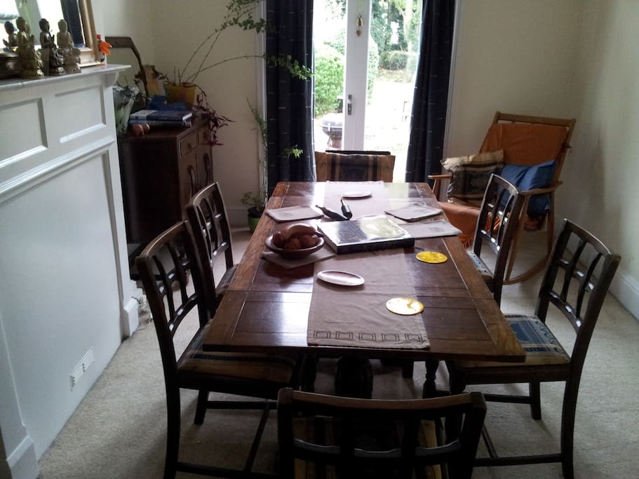 Dinning room with view on the roses in the garden