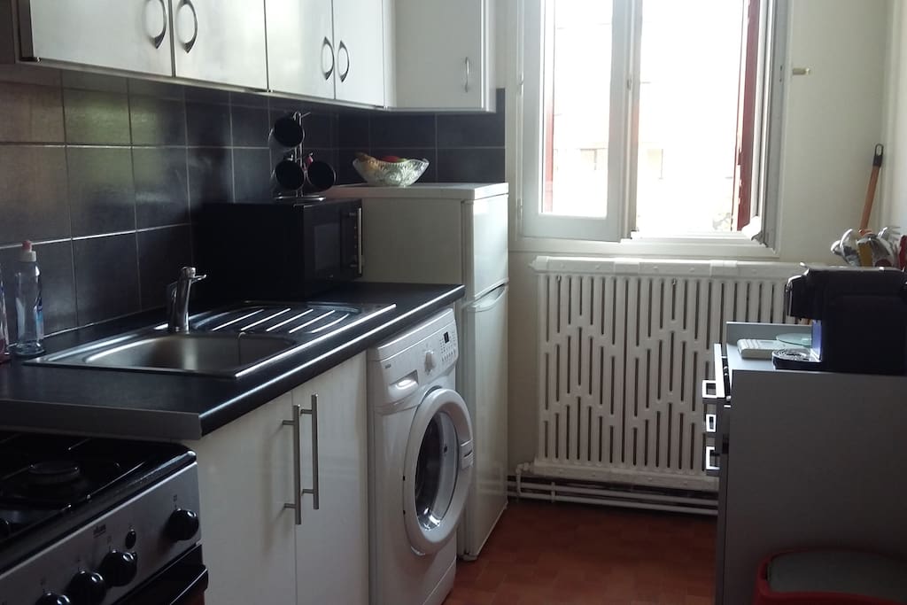 Cuisine équipée (gazinière avec four, micro-ondes, lave-linge, cafetière, et bouilloire)