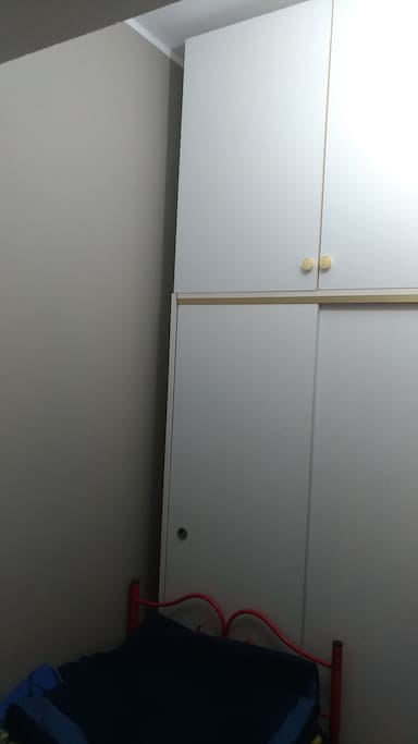 stanzino con letto e armadio 1